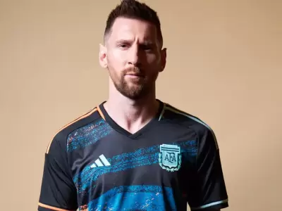 Lionel Messi con la camiseta de la Seleccin Femenina