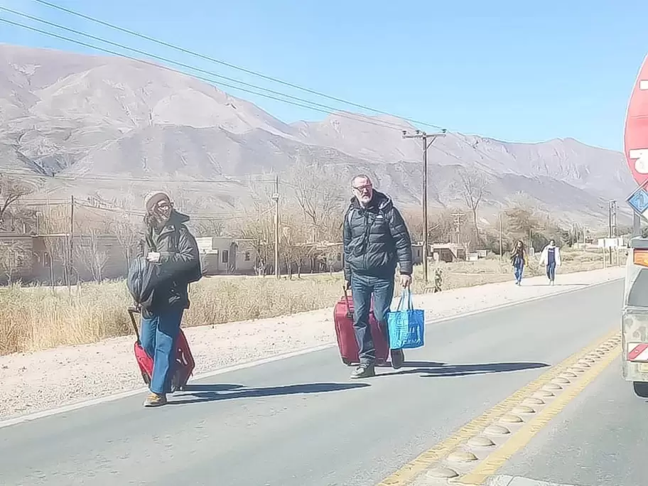 Turistas deben realizar trasbordo para llegar hasta las localidades de la Quebrada