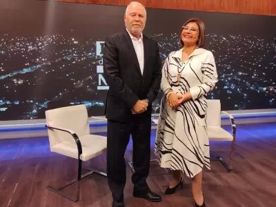 Guillermo Jenefes y Claudia Figueroa en Detrs de las Noticias .jpg