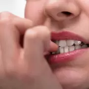 Cómo dejar de morderse las uñas: la técnica que ayuda a reducir los comportamientos repetitivos