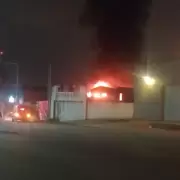 Voraz incendio en una empresa de Alto Comedero: no hay personas heridas