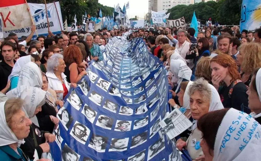 Abuelas de Plaza de Mayo