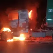 Un camión que viajaba hacia La Mendieta se incendió al costado de la ruta