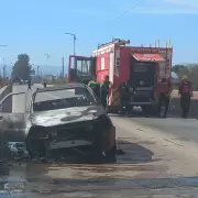 Jujuy: un remis se incendió por completo sobre el Puente San Lorenzo