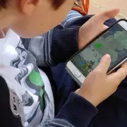 Chile prohíbe el uso de celulares en todas las escuelas a partir de 2026