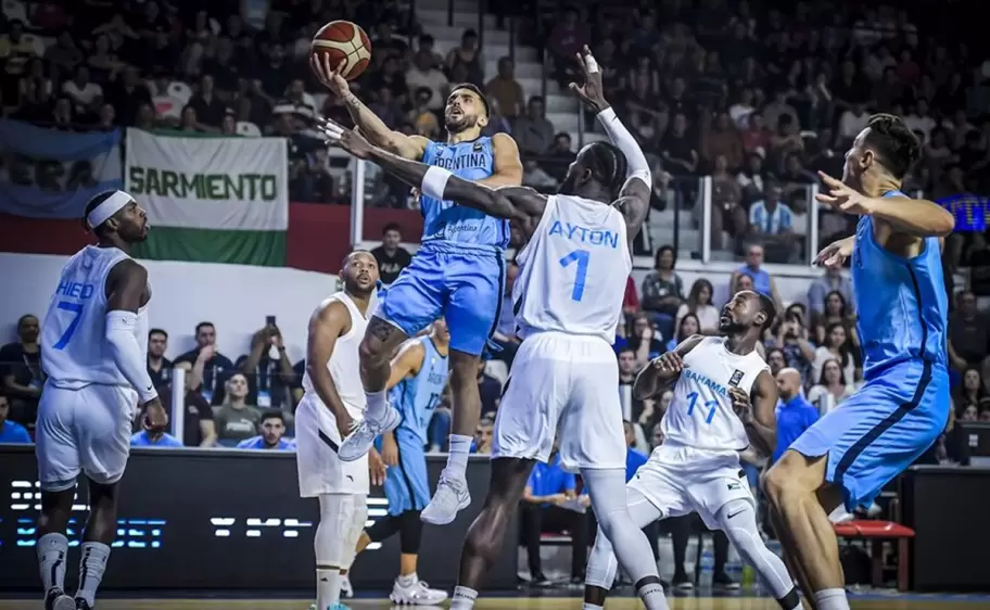 Facundo Campazzo ante Ayton en el duelo de Argentina ante Bahamas.