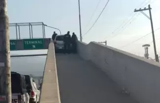 auto en la pasarela
