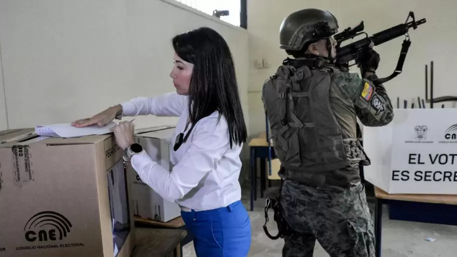 La candidata Luisa Gonzlez vot escoltada por las fuerzas de seguridad. Foto: AFP