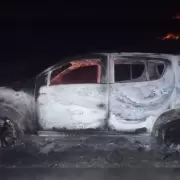 Cuesta de Bárcena: una camioneta se incendió y ocasionó la quema de pastizales