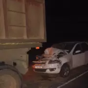 Jujuy: viajaban en auto por la Ruta 1 y se estrellaron con la parte trasera de un camión