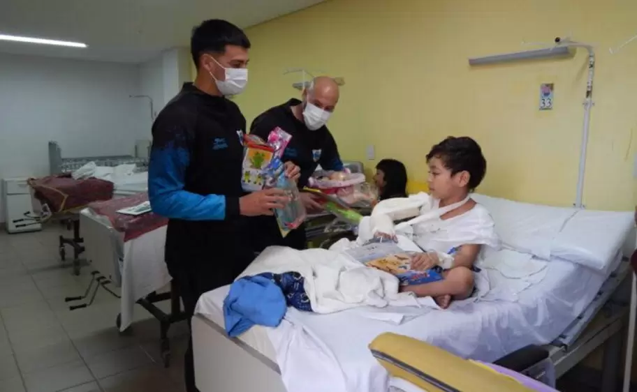 jugadores de gimnasia de jujuy donaron juguetes