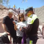 Un polica jujeo encontr dinero y un celular y se los devolvi a una turista en Purmamarca