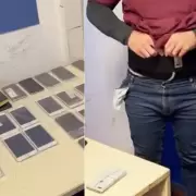 Cayó el "hombre iPhone": intentó entrar al país con 26 celulares de alta gama pegados a su cuerpo