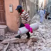 Las labores de rescate tras el devastador terremoto en Marruecos: "La gente todavía está bajo las rocas"