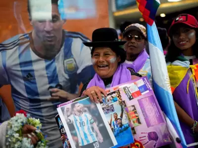 Los fanáticos de Lionel Messi se acercan a recibir a la Selección en Bolivia. (AP)