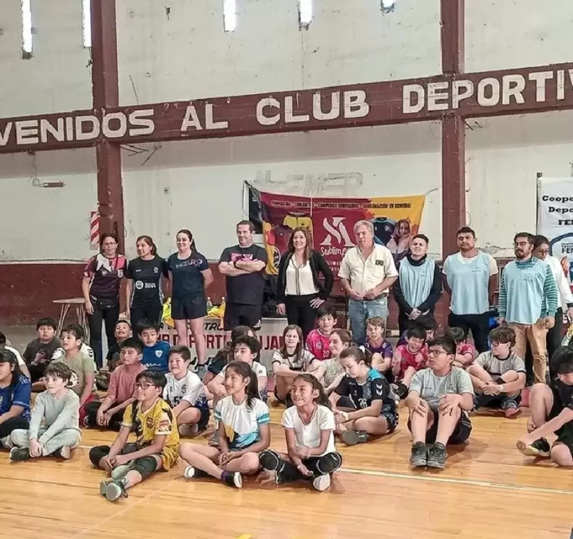Niños participando de la capacitación de handball en el Club Deportivo Lujan.
