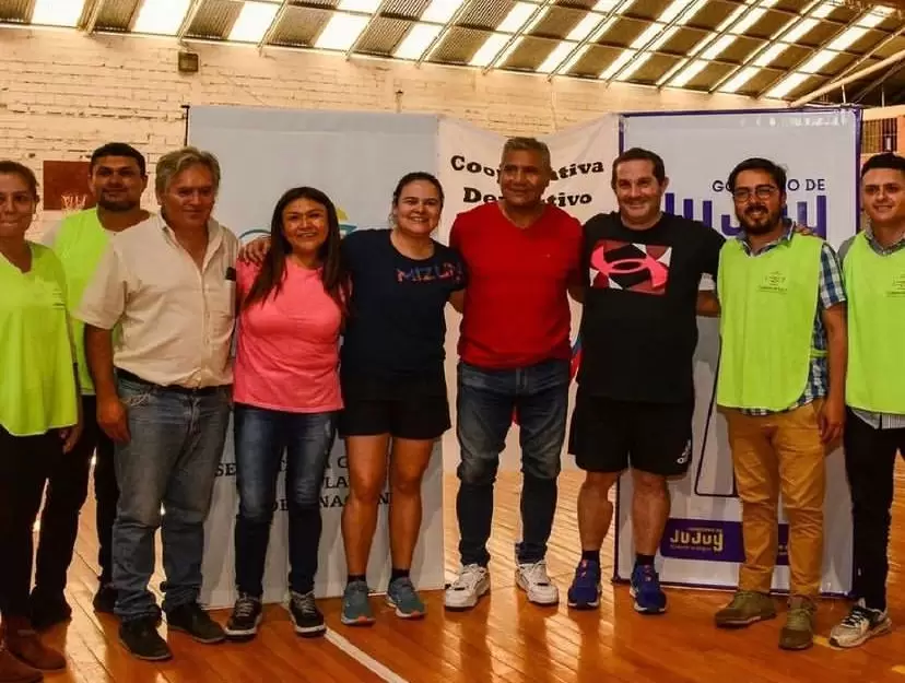 Profesionales a cargo de la capacitación, el DT Eduardo Gallardo y Priscila Álvarez preparadora física de la selección argentina de handball.