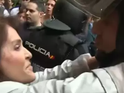 Manifestante besó a la Policía