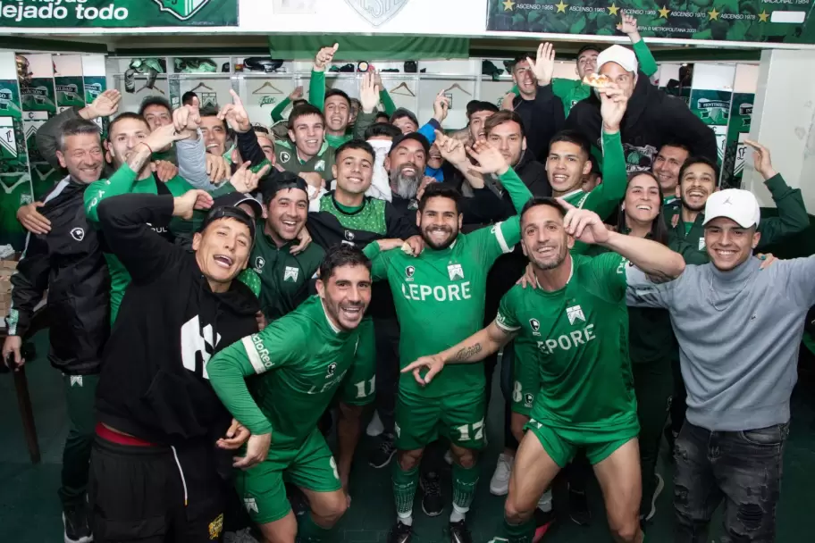 Futbolistas de Ferro celebran el triunfo ante Tristán Suárez