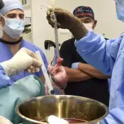 Cirujanos realizaron un segundo trasplante de corazón porcino para intentar salvar a un hombre moribundo