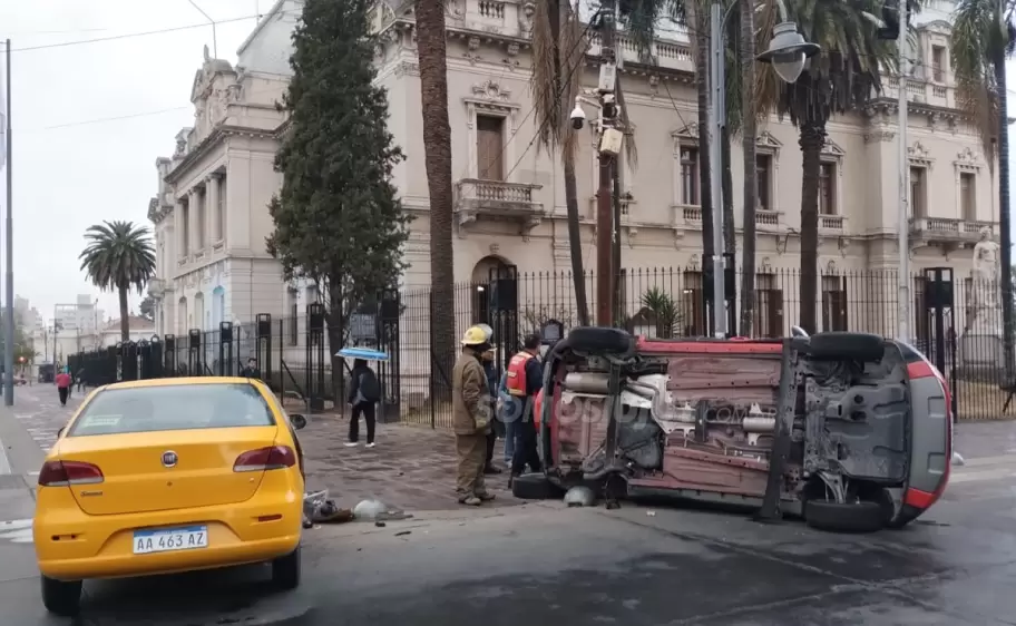 Accidente en esquina de Casa de Gobierno