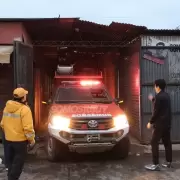 Incendio en la feria de Perico: tres locales se consumieron en su totalidad y registran pérdidas millonarias