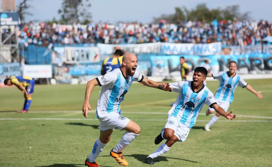Juan Manuel Tévez celebra su gol