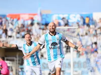 Juan Manuel Tévez celebra su segundo gol