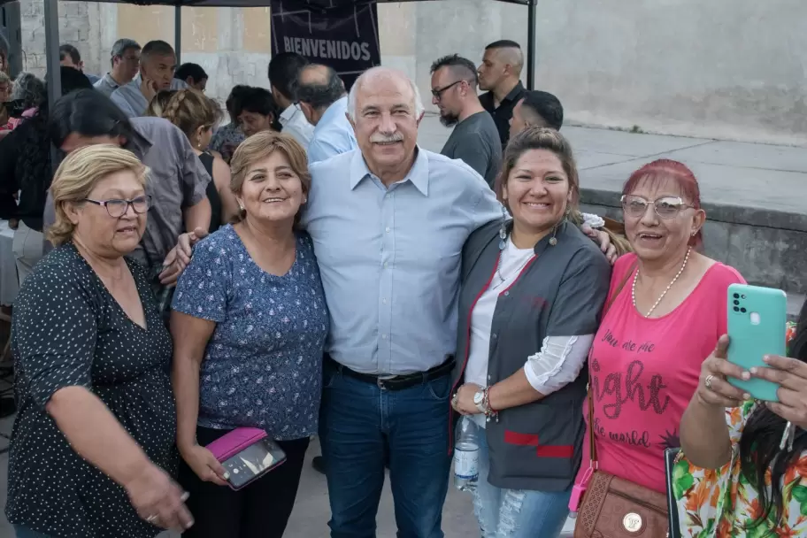 Mario Fiad con vecinos