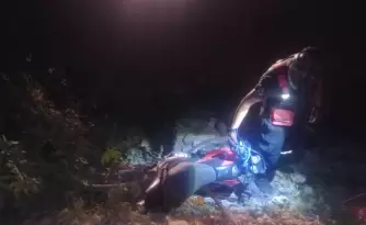 motociclista cayo en un canal de riego