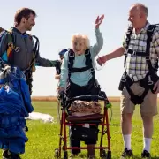 Murió la anciana de 104 años que hace días saltó en paracaídas y marcó un récord
