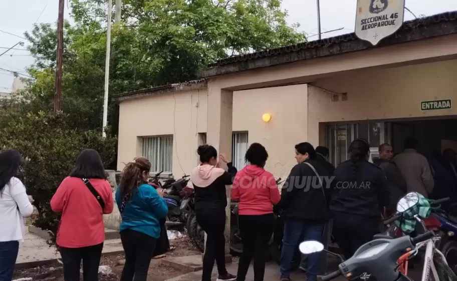 Fila para pedir constancia por inasistencia al trabajo - paro de transporte