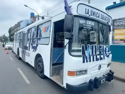Colectivo ploteado de Milei