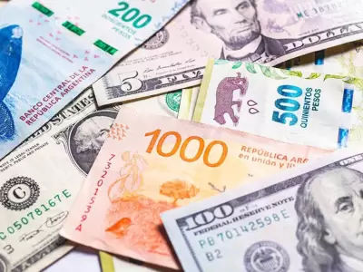 Dólares y pesos argentinos