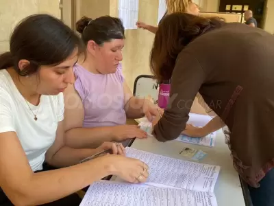 elecciones - votaciones - voto - eleccion en jujuy - politica - sufragio - democracia - autoridades de mesa - votacion (12)