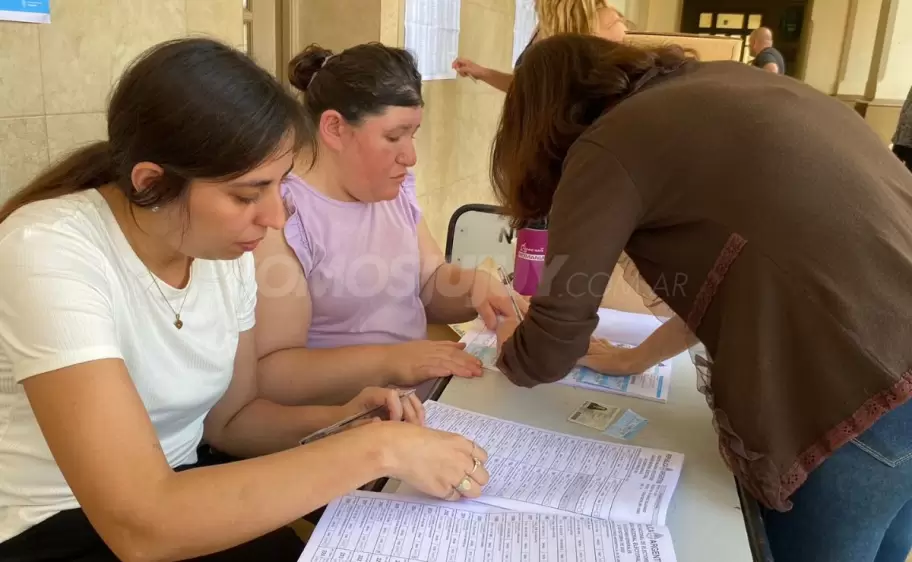 elecciones - votaciones - voto - eleccion en jujuy - politica - sufragio - democracia - autoridades de mesa - votacion (12)