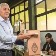 Sin brindar declaraciones, vot el gobernador Gerardo Morales