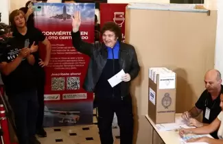 Javier Miei votando