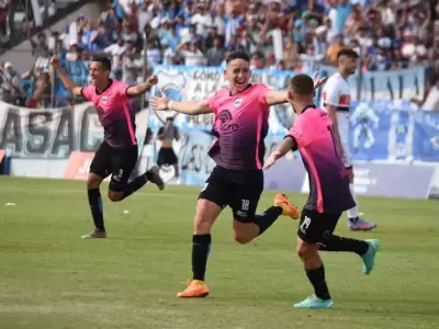 Gimnasia de Jujuy - Lucas Chiozza festejando junto a Diego Nakache.