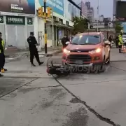 Un motociclista circulaba borracho en contramano y chocó con una camioneta en pleno centro jujeño