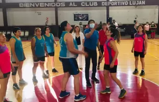 Maxi B�squet en el Club Lujan.