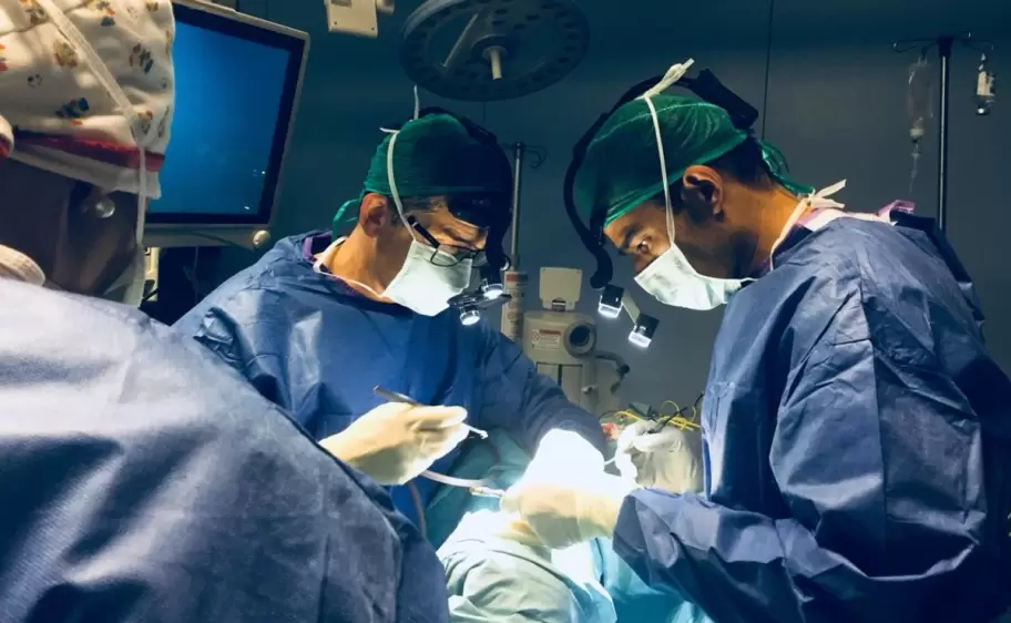 Médicos operando