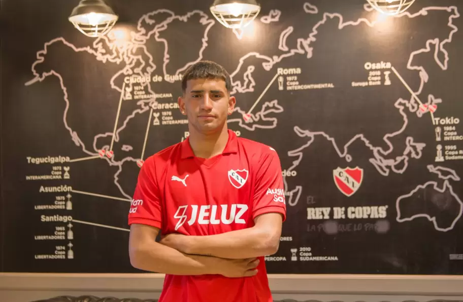 Javier Ruiz firmó su primer contrato en Independiente
