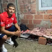 Firmó su primer contrato con Independiente y lo celebró con un asado en su barrio