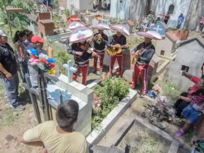 Cementerio - Mariachis - Jujuy