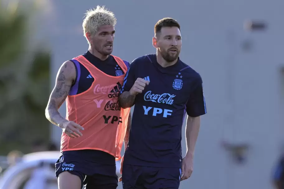 Lionel Messi y Rodrigo De Paul tuvieron un divertido y fuerte cruce en el entrenamiento de la Selecci�n argentina