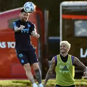 Messi lo hizo de nuevo: una foto viral en la práctica de la Selección y los memes que no se hicieron esperar