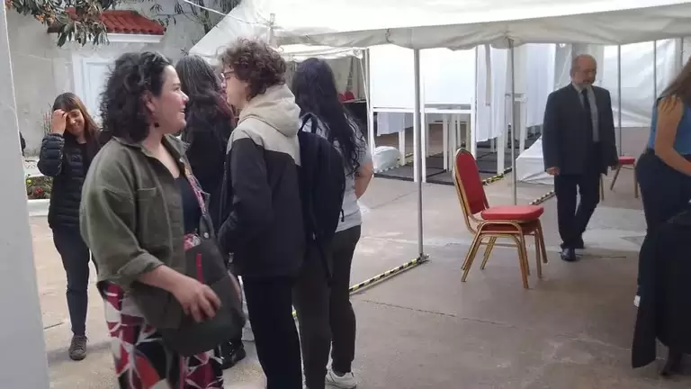 Argentinos realizan la fila en el consulado de Montevideo, Uruguay, para votar en el balotaje 2023. (@ARGprovincia25)
