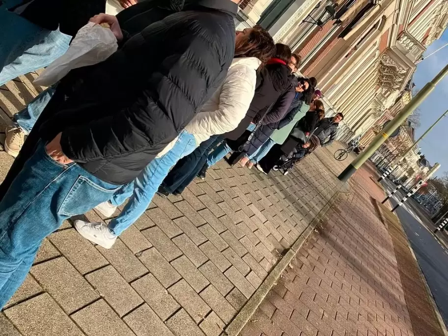 Argentinos que residen en C�diz, Espa�a, aguardan para emitir su voto. (@ARGprovincia25)