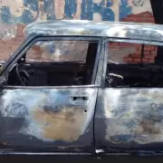 Un auto se incendió por completo en un taller mecánico de San Pedro de Jujuy